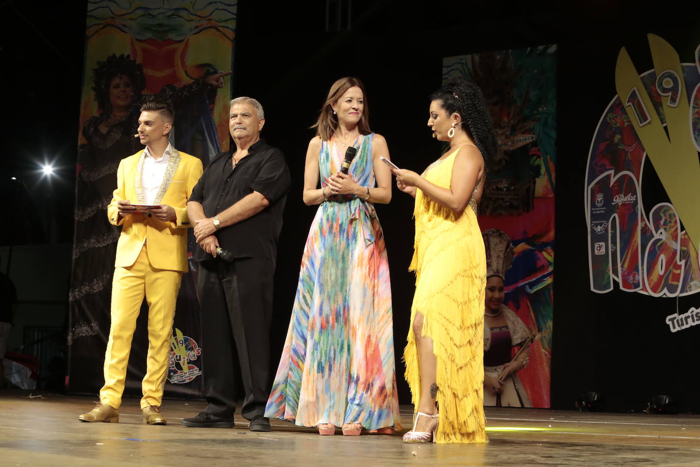 La plaza Antonio Cortijos de Águilas acogió anoche la Gran Gala de Elección de los Personajes del Carnaval 2020, un evento en el que los candidatos se dejaron al piel sobre el escenario para convencer al jurado. Los actos de esta fiesta continúan hoy, a partir de las 21.30 horas, con una muestra del Carnaval por el paseo Parra.