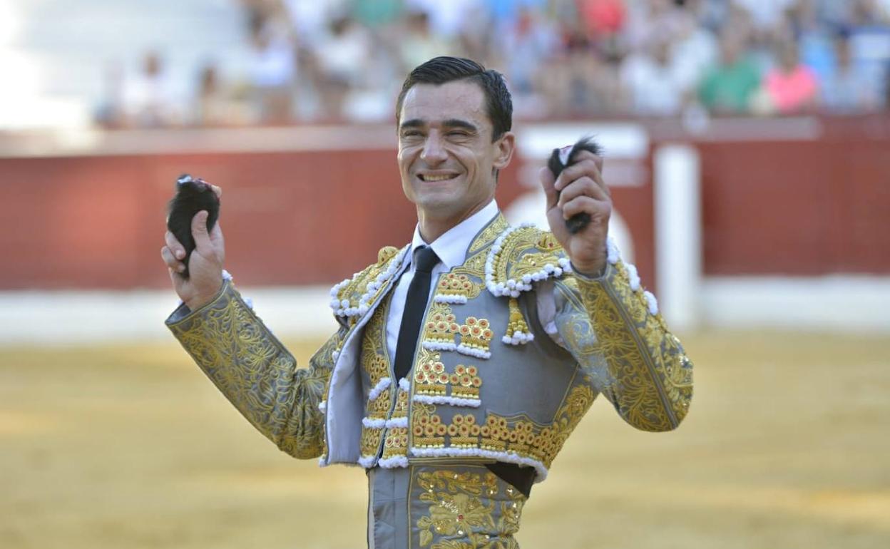 Ureña muestra las dos orejas que obtuvo en Socuéllamos. 