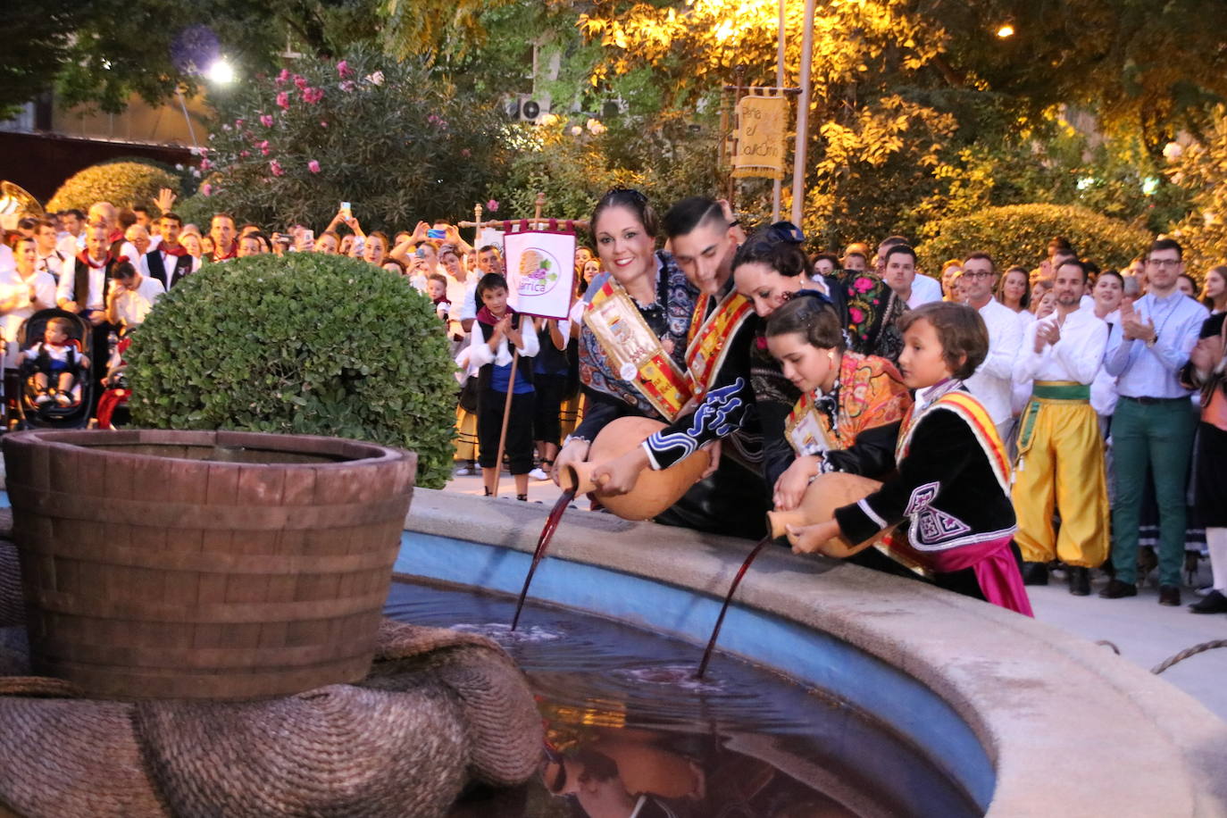 Los colectivos festeros y la alcaldesa de Jumilla dan el pistoletazo de salida a la feria tras inaugurar la Fuente del Vino.
