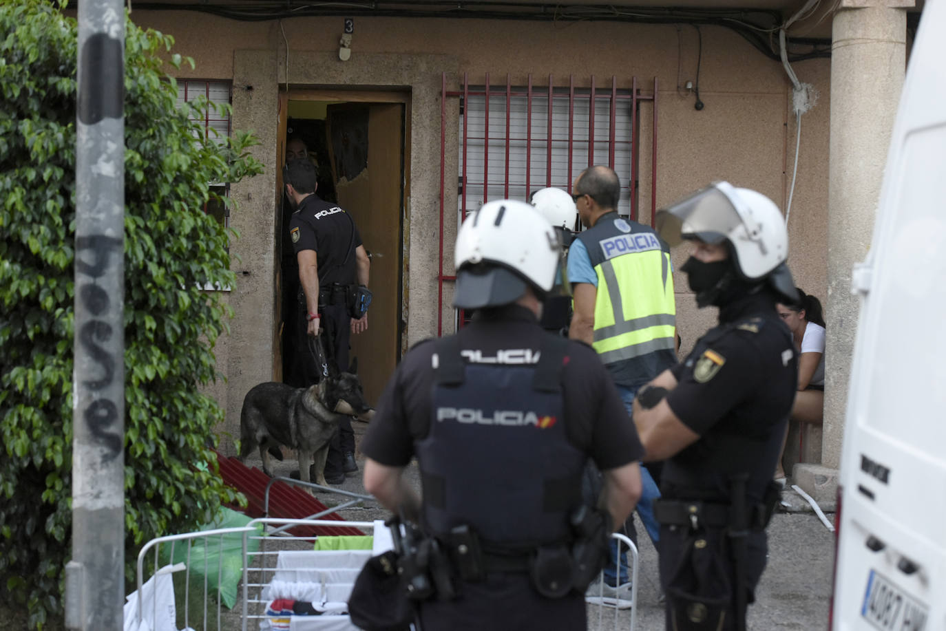 Decenas de agentes de la Policía Nacional llevaron a cabo al menos dos registros en sendos domicilios de la calle Poeta Eduardo Flores