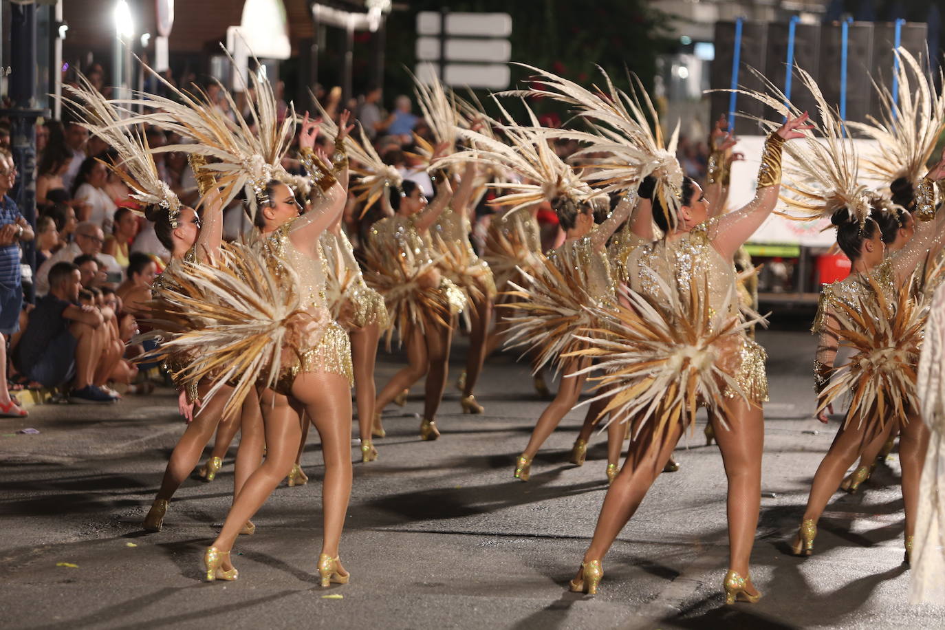 Más de una veintena de peñas y el Ballet de la Federación llenan de diversión el Paseo Parra, en una velada estival repleta de color y alegría 