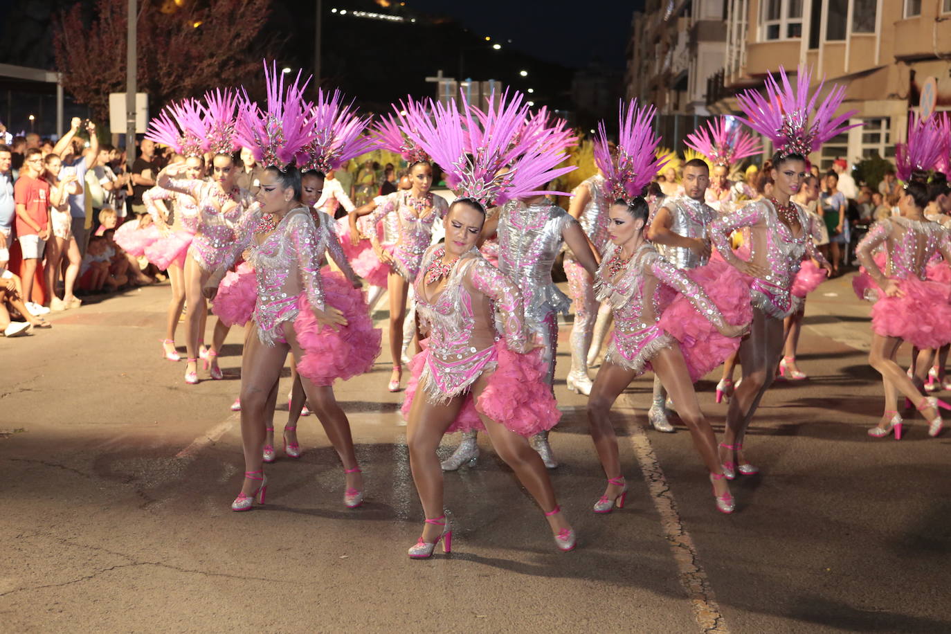Más de una veintena de peñas y el Ballet de la Federación llenan de diversión el Paseo Parra, en una velada estival repleta de color y alegría 