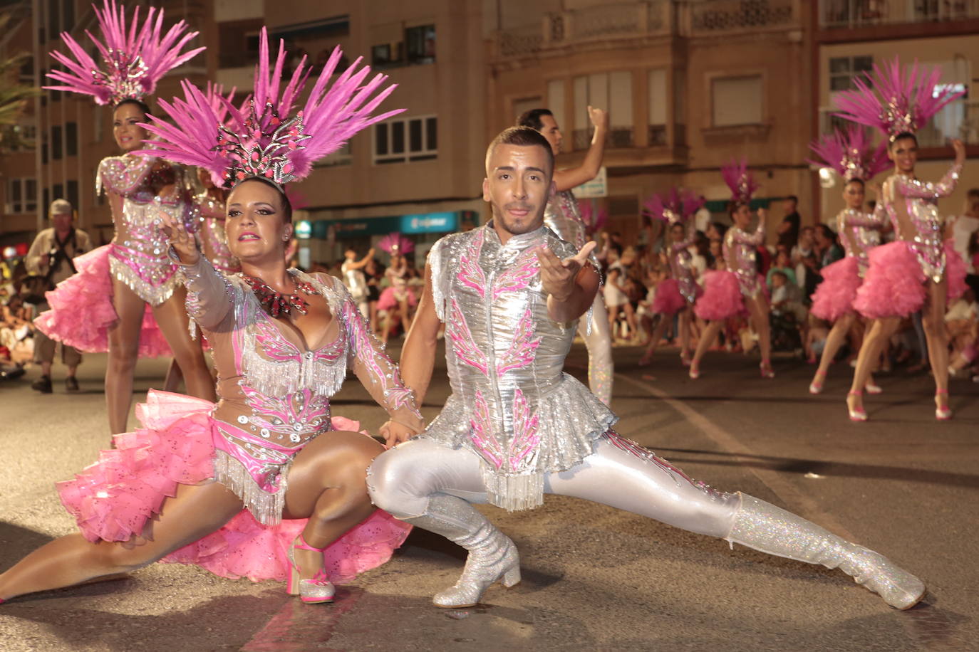 Más de una veintena de peñas y el Ballet de la Federación llenan de diversión el Paseo Parra, en una velada estival repleta de color y alegría 