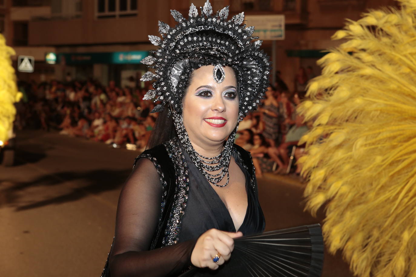 Más de una veintena de peñas y el Ballet de la Federación llenan de diversión el Paseo Parra, en una velada estival repleta de color y alegría 
