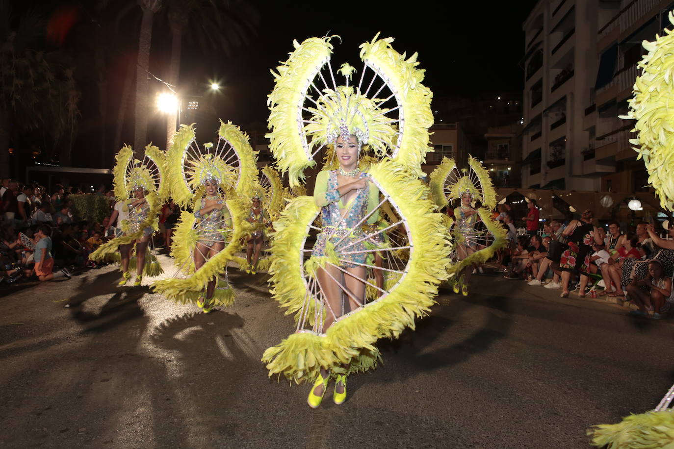 Más de una veintena de peñas y el Ballet de la Federación llenan de diversión el Paseo Parra, en una velada estival repleta de color y alegría 