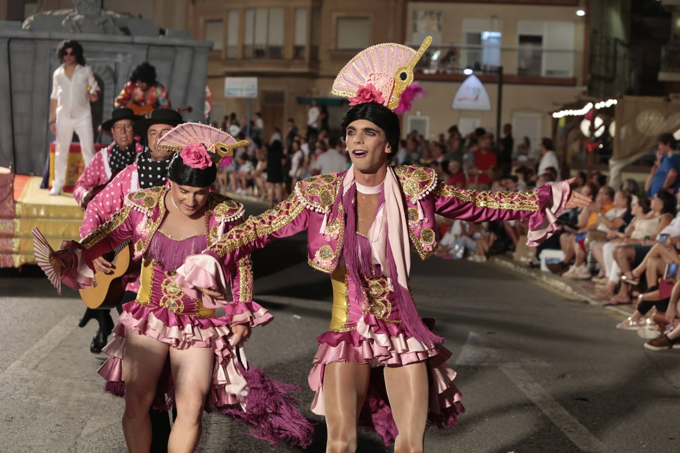 Más de una veintena de peñas y el Ballet de la Federación llenan de diversión el Paseo Parra, en una velada estival repleta de color y alegría 