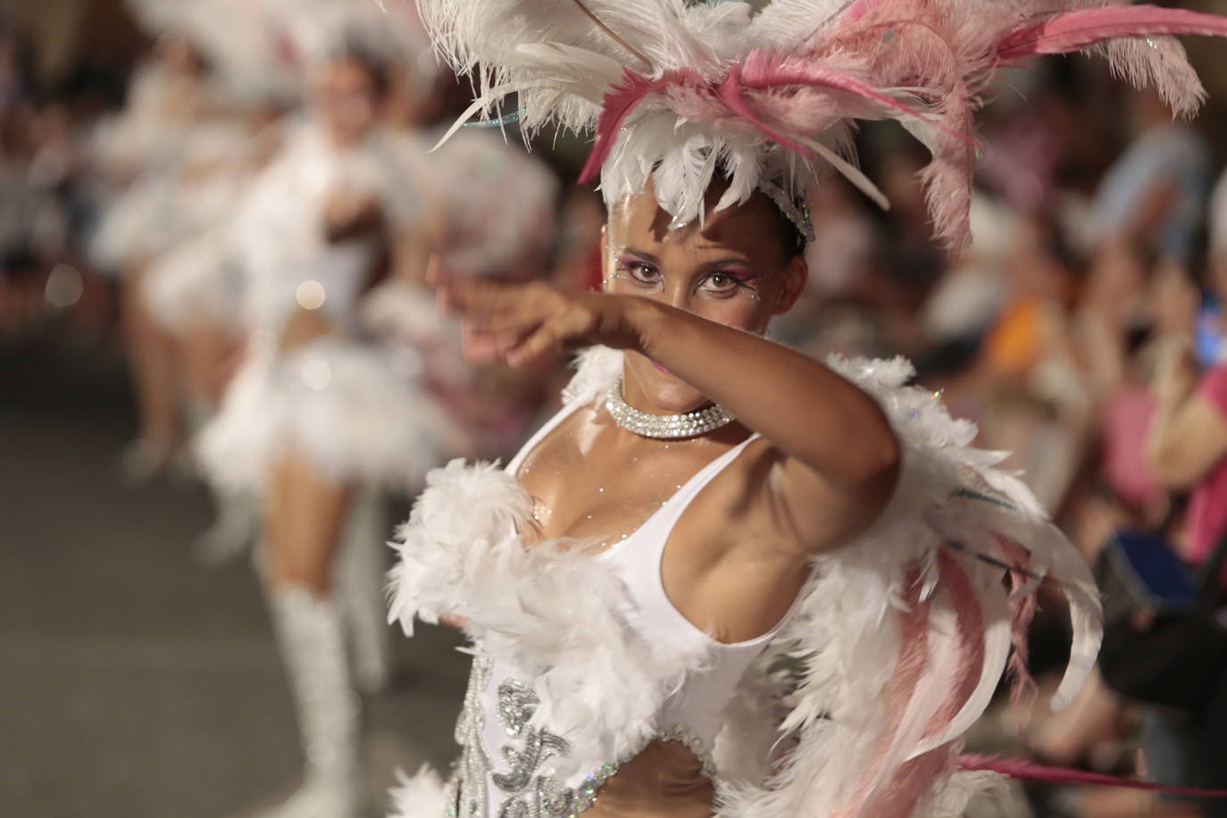 Más de una veintena de peñas y el Ballet de la Federación llenan de diversión el Paseo Parra, en una velada estival repleta de color y alegría 