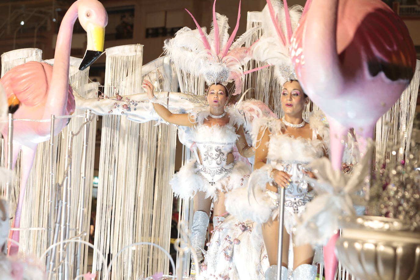 Más de una veintena de peñas y el Ballet de la Federación llenan de diversión el Paseo Parra, en una velada estival repleta de color y alegría 