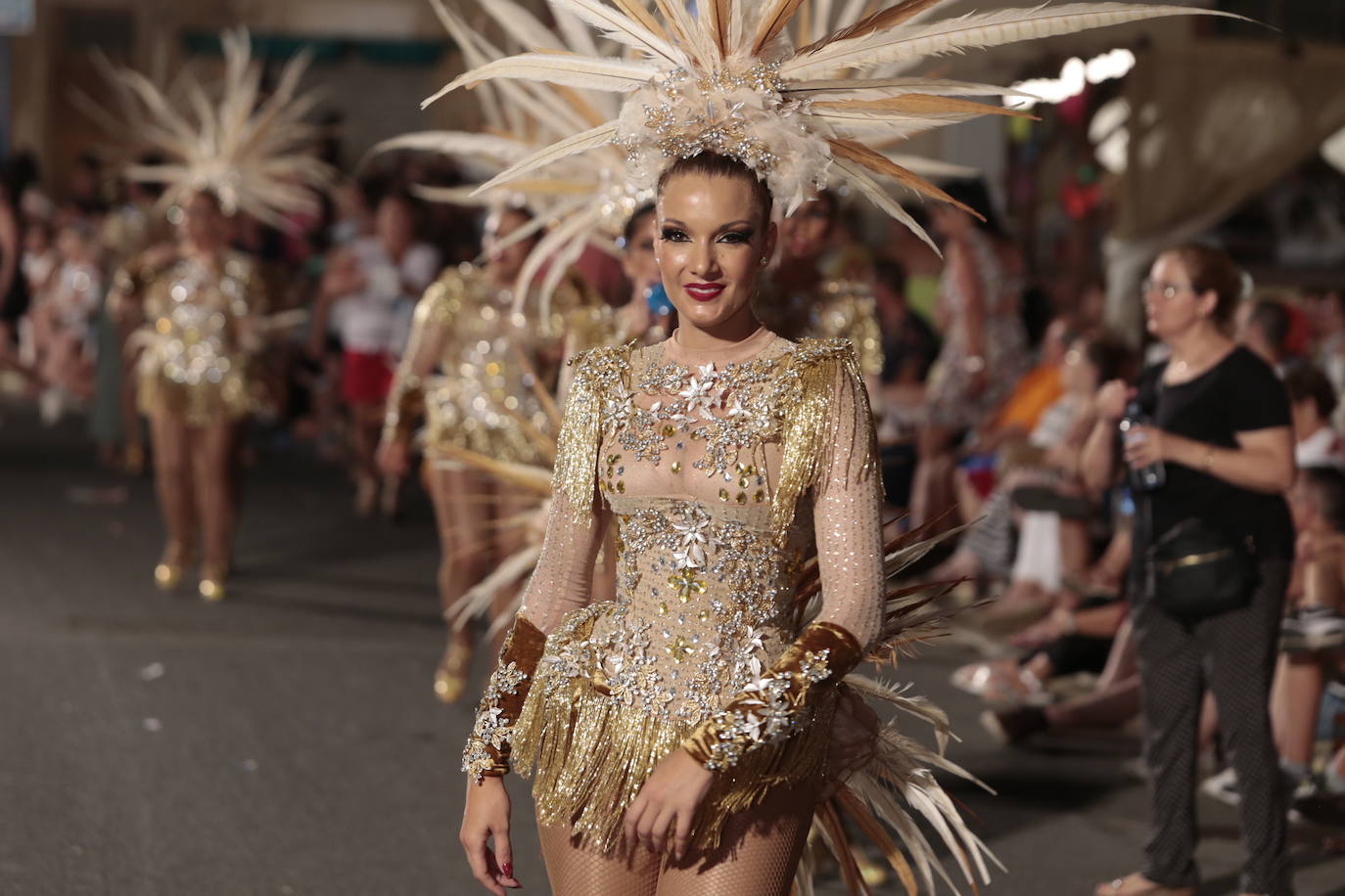 Más de una veintena de peñas y el Ballet de la Federación llenan de diversión el Paseo Parra, en una velada estival repleta de color y alegría 