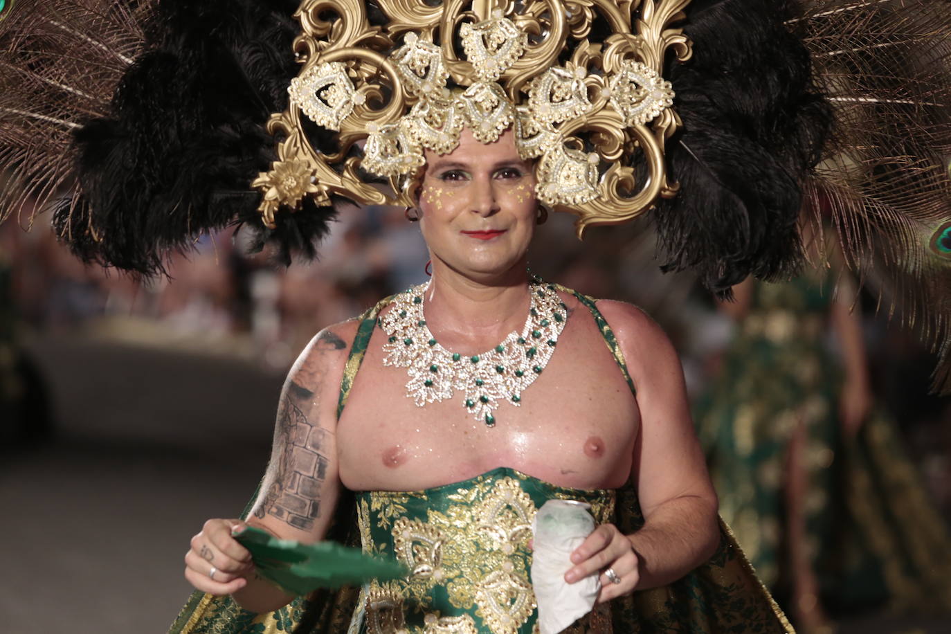 Más de una veintena de peñas y el Ballet de la Federación llenan de diversión el Paseo Parra, en una velada estival repleta de color y alegría 