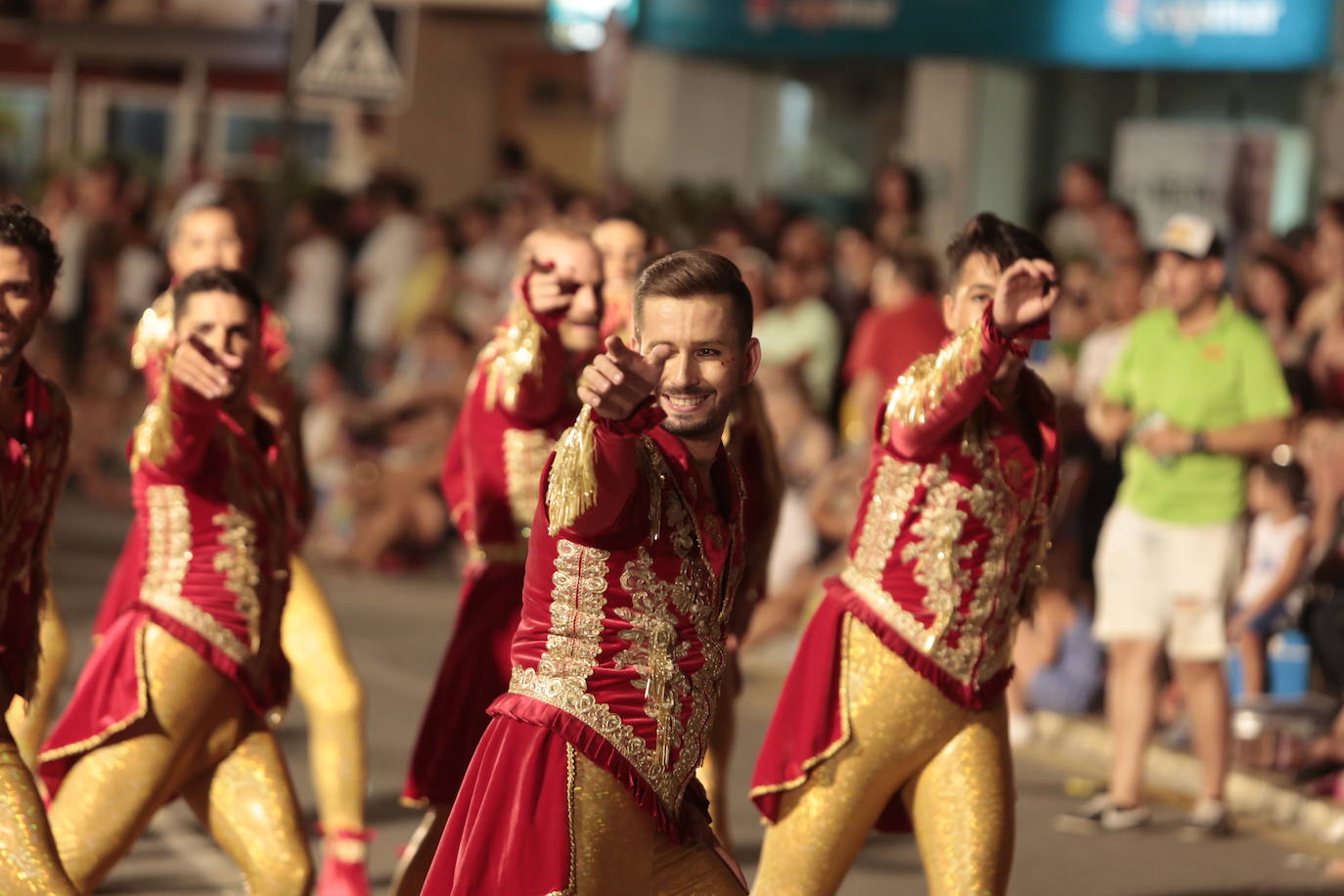 Más de una veintena de peñas y el Ballet de la Federación llenan de diversión el Paseo Parra, en una velada estival repleta de color y alegría 