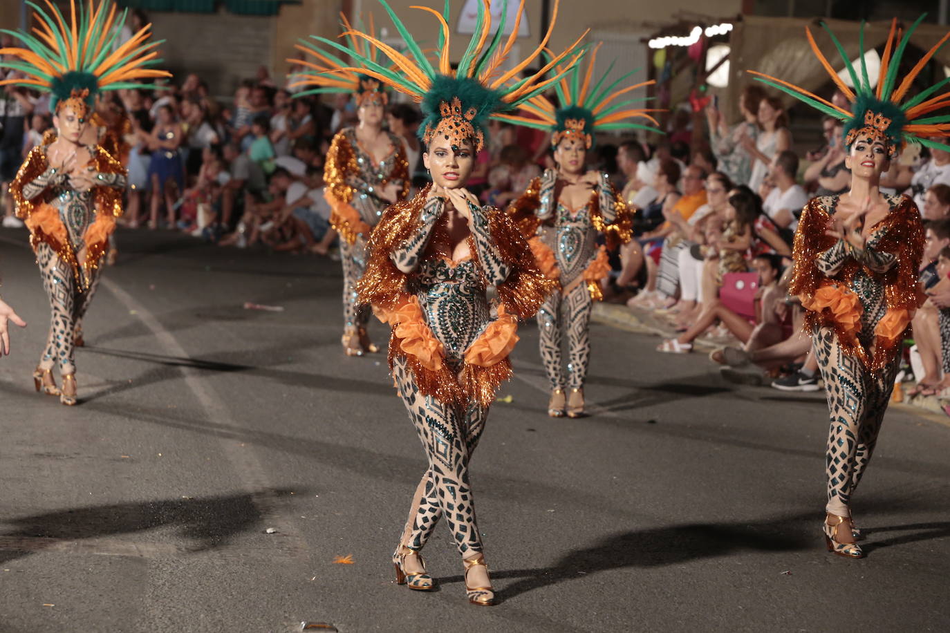 Más de una veintena de peñas y el Ballet de la Federación llenan de diversión el Paseo Parra, en una velada estival repleta de color y alegría 