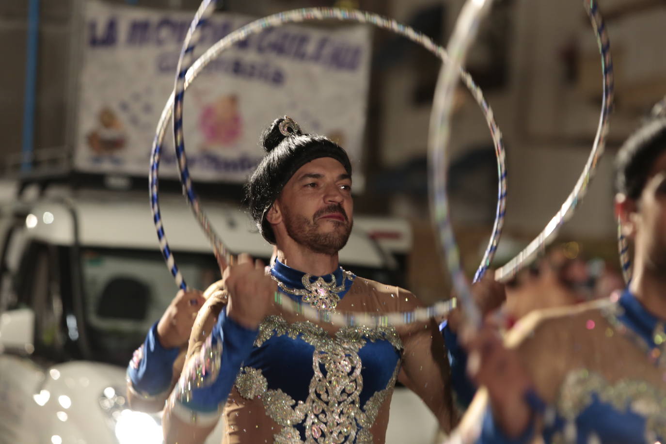 Más de una veintena de peñas y el Ballet de la Federación llenan de diversión el Paseo Parra, en una velada estival repleta de color y alegría 