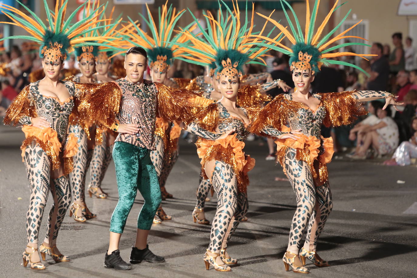 Más de una veintena de peñas y el Ballet de la Federación llenan de diversión el Paseo Parra, en una velada estival repleta de color y alegría 