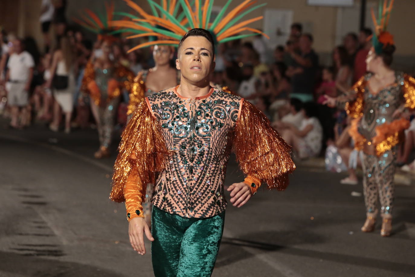 Más de una veintena de peñas y el Ballet de la Federación llenan de diversión el Paseo Parra, en una velada estival repleta de color y alegría 