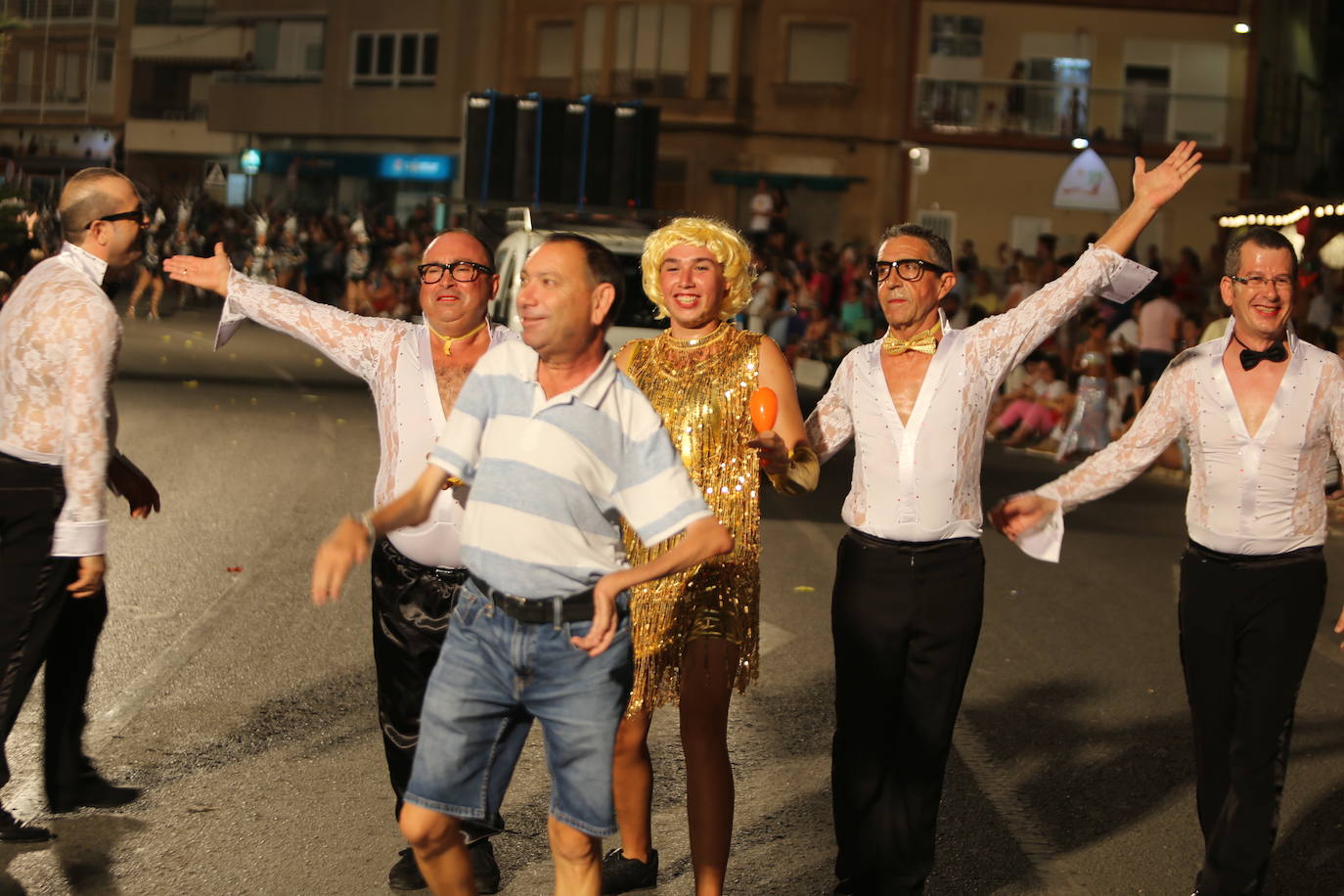 Más de una veintena de peñas y el Ballet de la Federación llenan de diversión el Paseo Parra, en una velada estival repleta de color y alegría 
