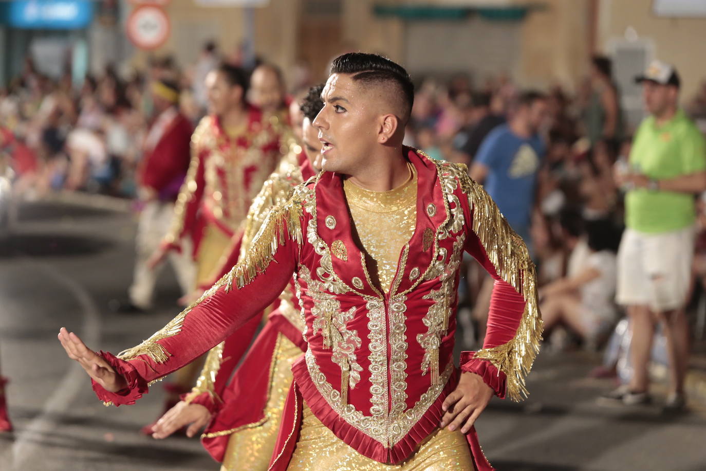Más de una veintena de peñas y el Ballet de la Federación llenan de diversión el Paseo Parra, en una velada estival repleta de color y alegría 