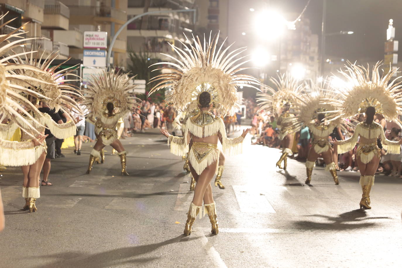 Más de una veintena de peñas y el Ballet de la Federación llenan de diversión el Paseo Parra, en una velada estival repleta de color y alegría 