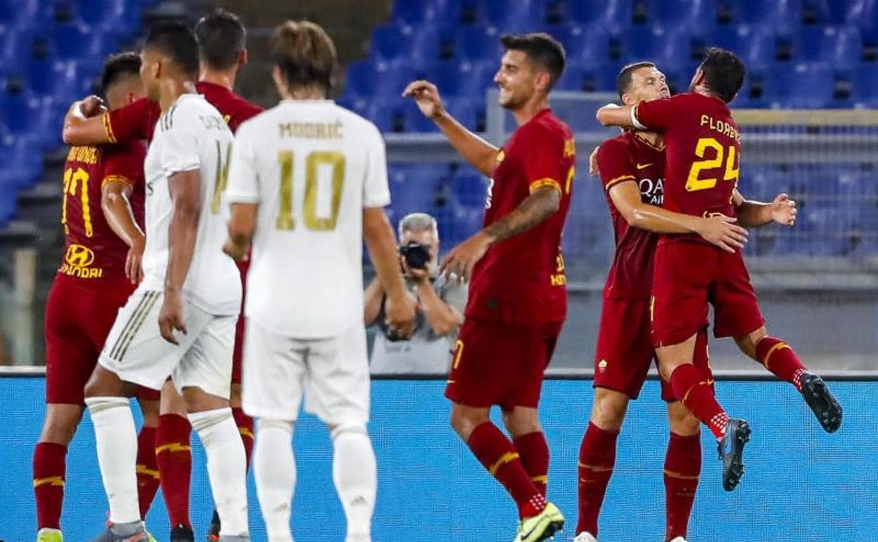 Los futbolistas de la Roma celebran el gol de Dzeko. 