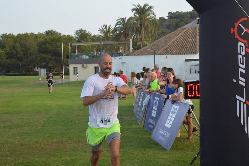 El corredor del Alumbres Sport completa el recorrido de 7 kilómetros en 23:39 minutos, por los 28:46 de la atleta del Grupo Alcaraz