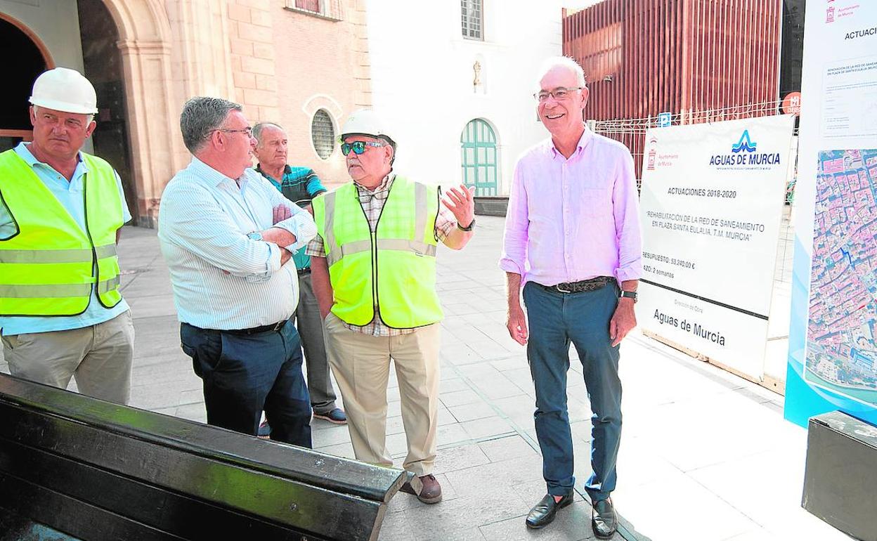 El concejal de Desarrollo Sostenible, Antonio Navarro (d), con el director de obra y el gerente de Emuasa, ayer, en la plaza de Santa Eulalia. 