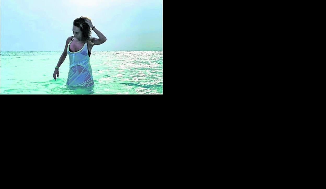 María Patiño emergiendo del mar, el sensual posado de Vicky Martín Berrocal, el 'predictor' con el que Paula Echevarría desmiente los rumores de embarazo y, bajo estas líneas, Boris zambulléndose con estilo. 
