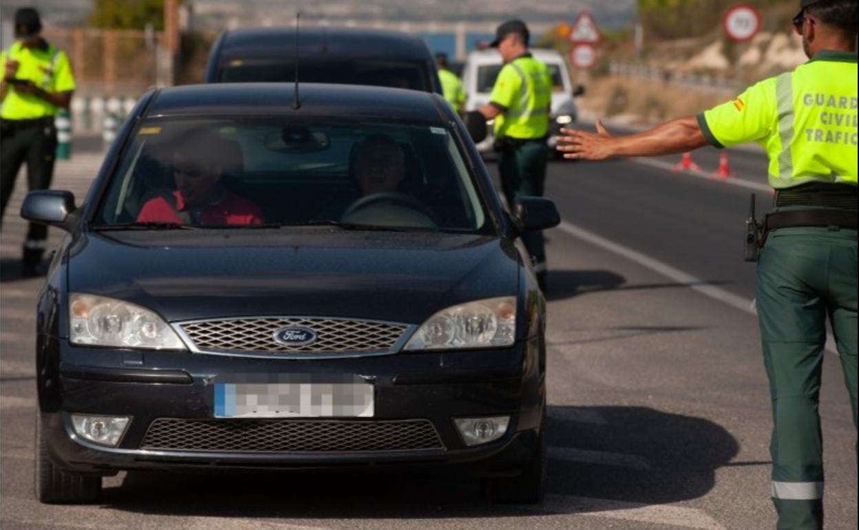 Un agente de la Guardia Civil da el alto a un vehículo, en uno de los controles desarrollados este miércoles.
