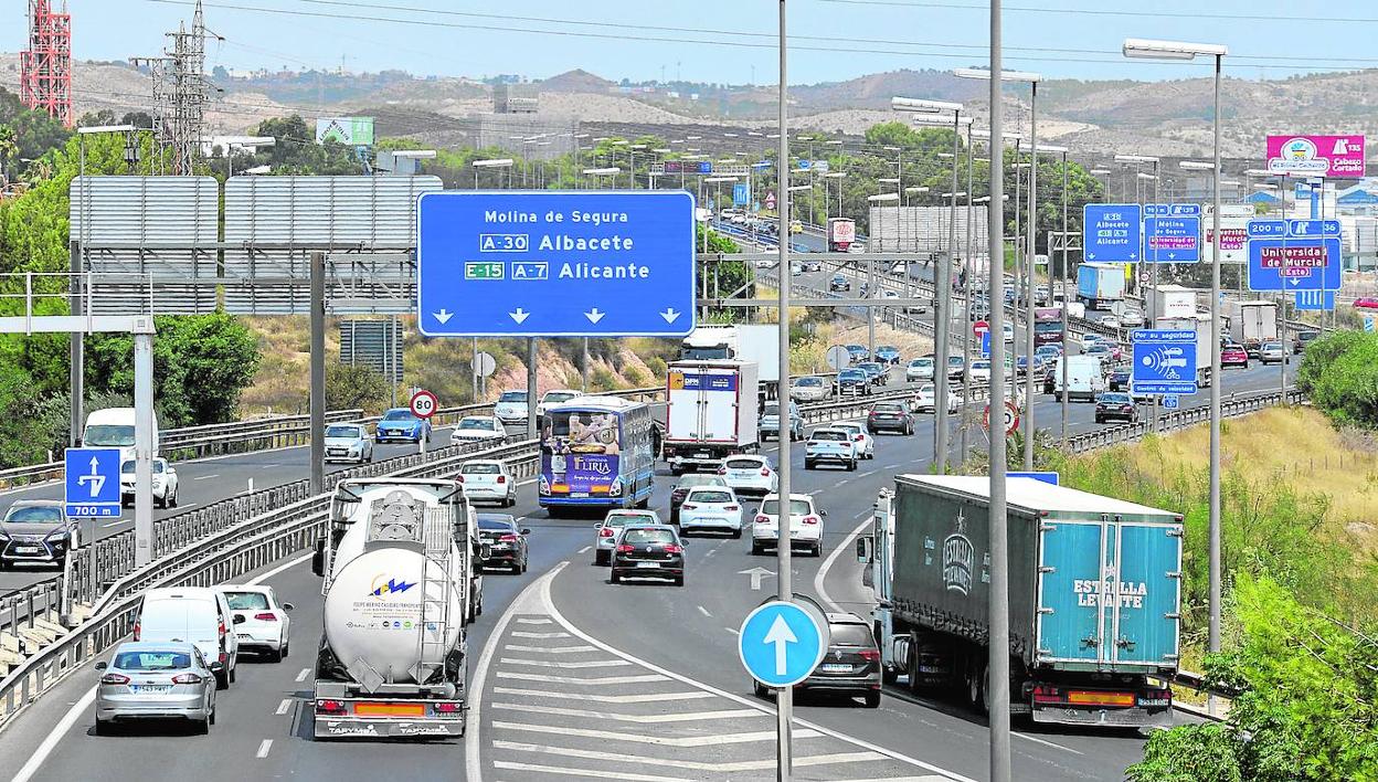 Decenas de turismos y vehículos pesados transitan por el nudo de Espinardo, en la confluencia de las autovías A-30 y A-7, en Murcia, ayer por la mañana.