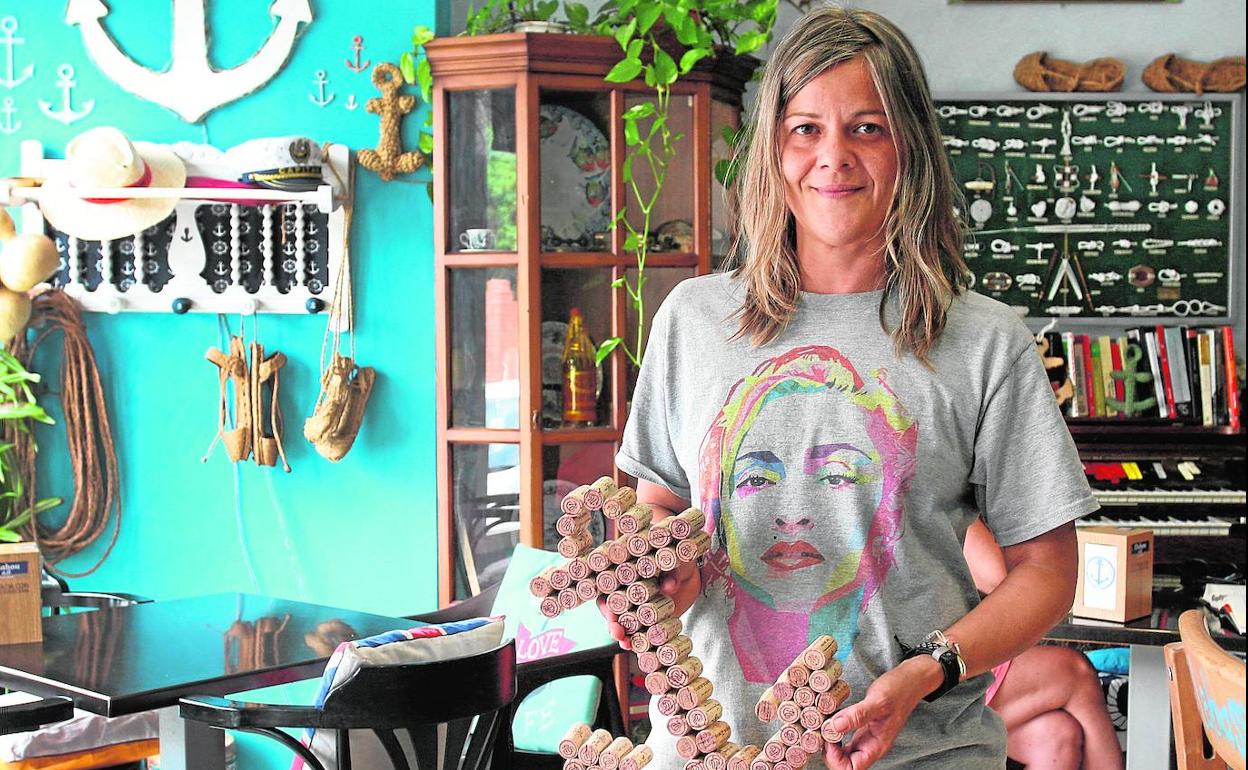 Mamen Maciá con un ancla realizada con corchos de botellas de vino. 