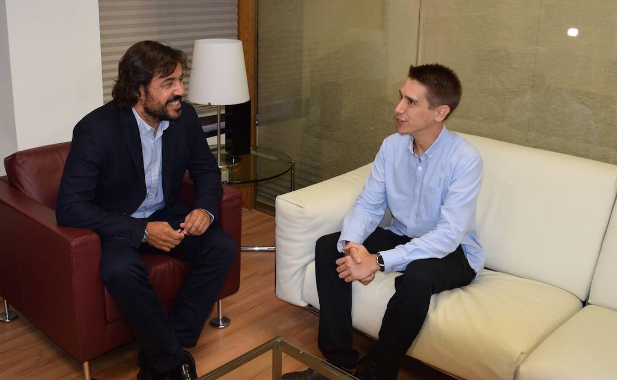 El consejero de Empleo, Investigación y Universidades, Miguel Motas, junto al investigador murciano Antonio Serrano.