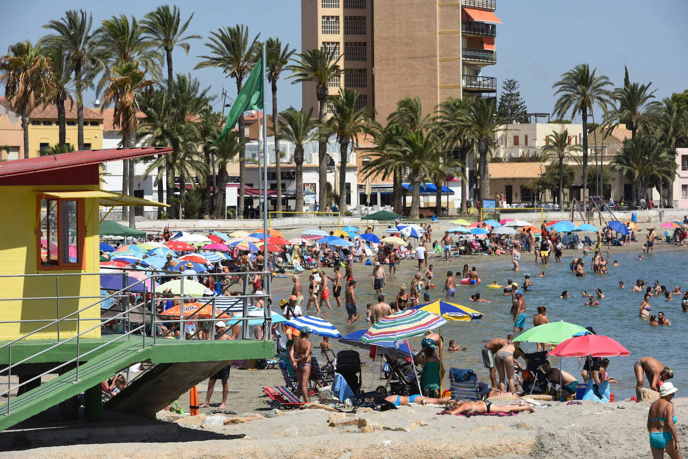 Aspecto que presentaba ayer al mediodía la playa de Santiago de la Ribera, en el Mar Menor.