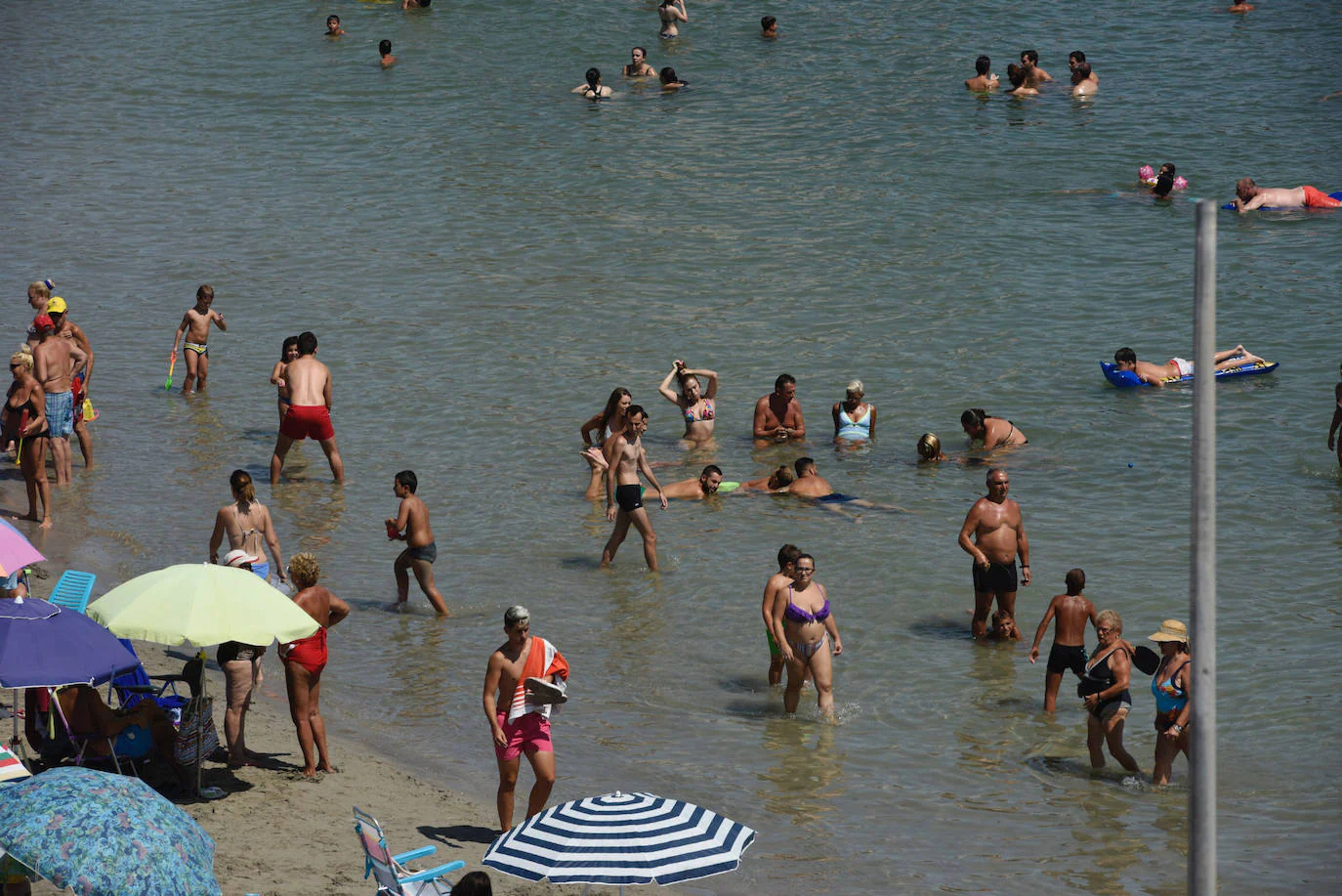 Aspecto que presentaba ayer al mediodía la playa de Santiago de la Ribera, en el Mar Menor.