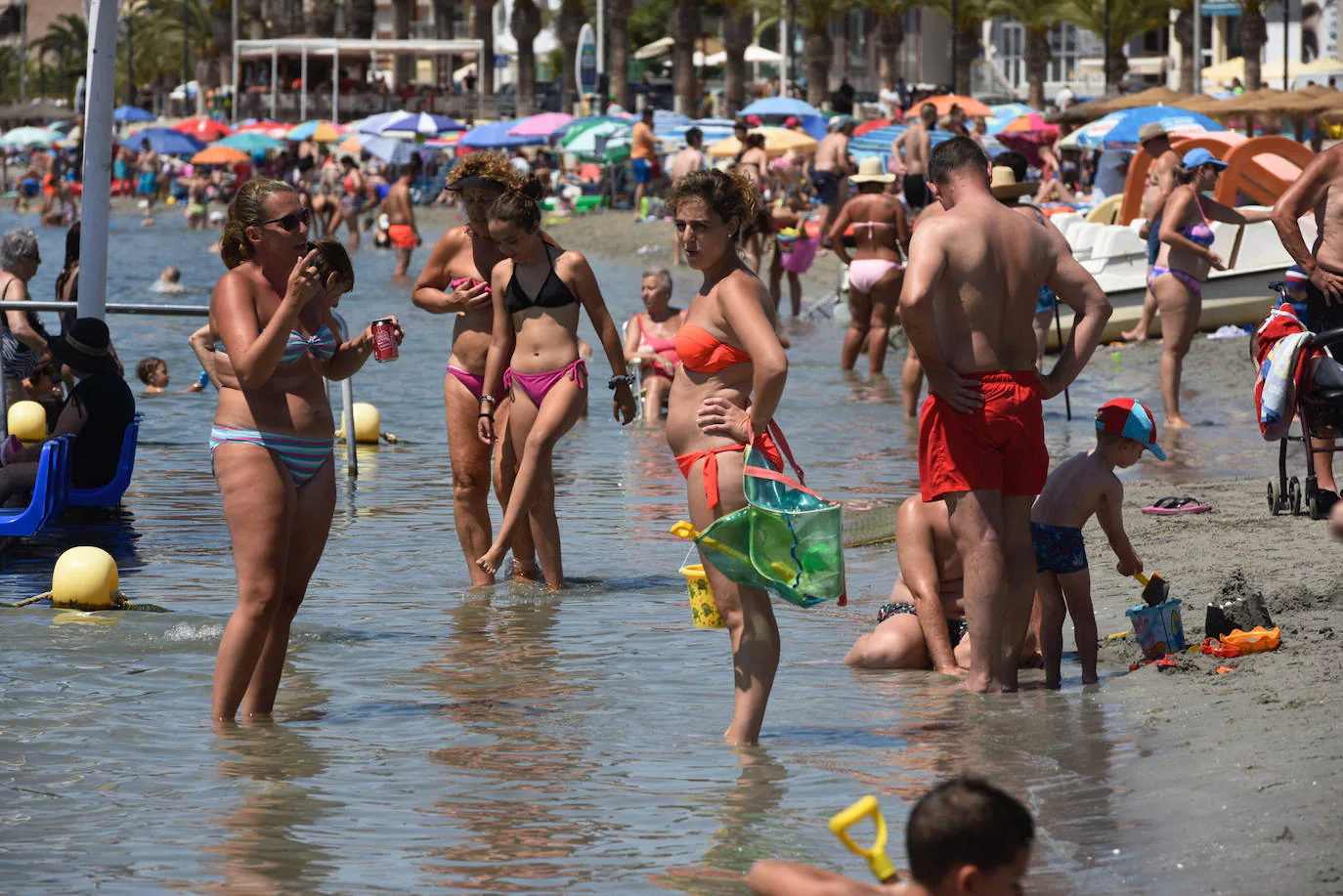 Aspecto que presentaba ayer al mediodía la playa de Santiago de la Ribera, en el Mar Menor.