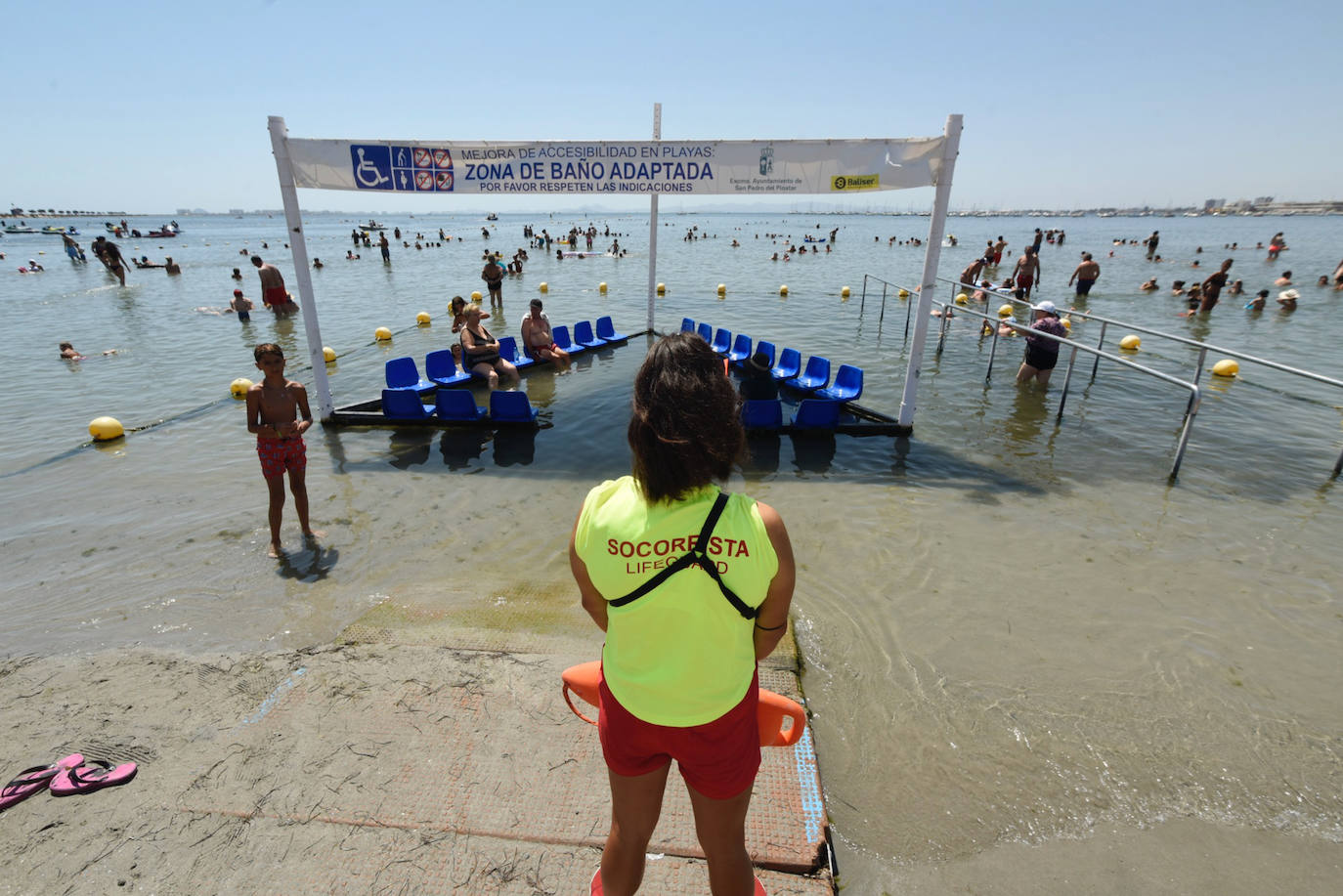 Aspecto que presentaba ayer al mediodía la playa de Santiago de la Ribera, en el Mar Menor.