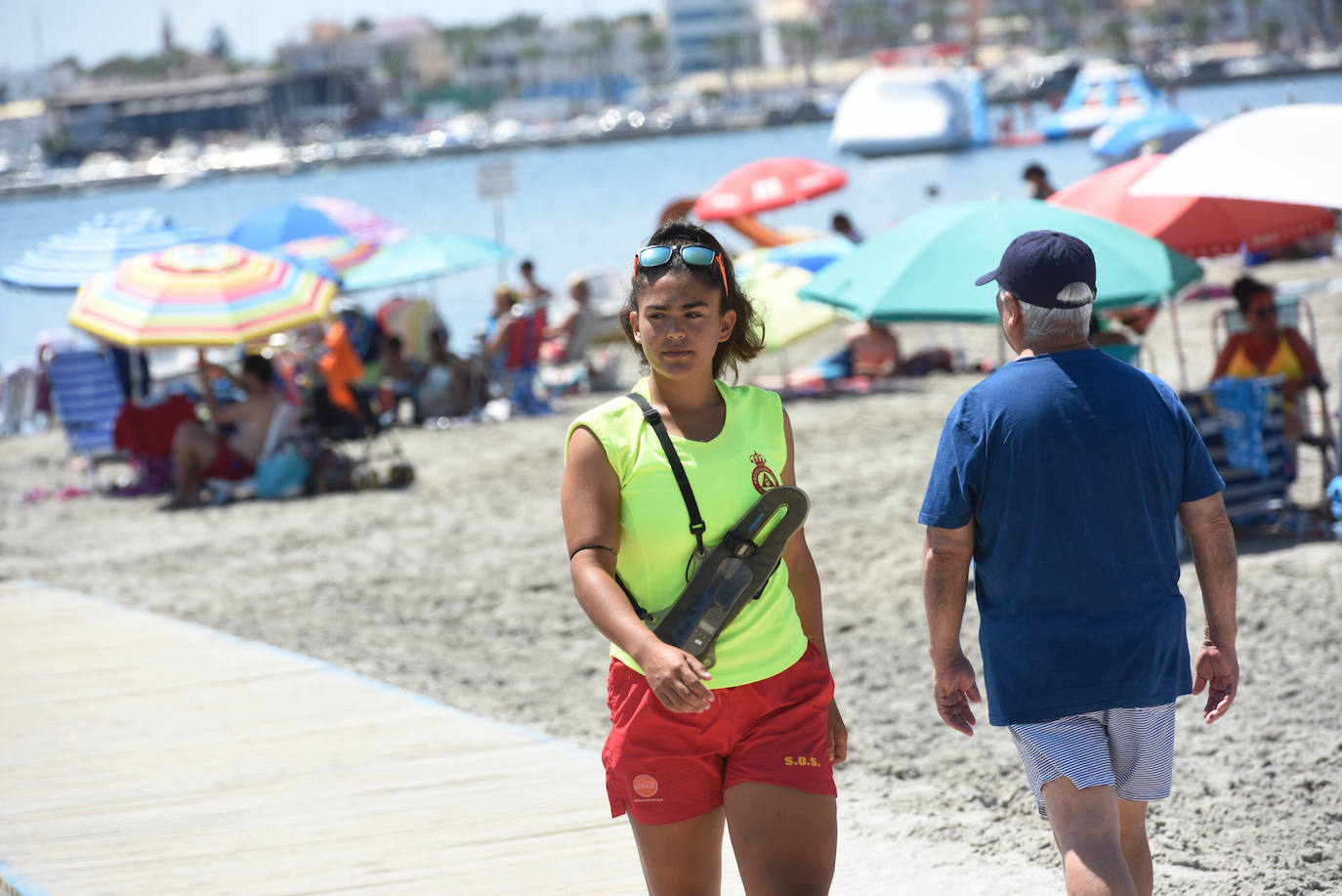 Aspecto que presentaba ayer al mediodía la playa de Santiago de la Ribera, en el Mar Menor.