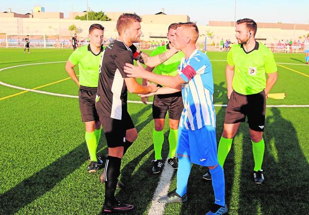 Saludo de José Manuel y Carrasco, los capitanes del Águilas y el Lorca Deportiva.