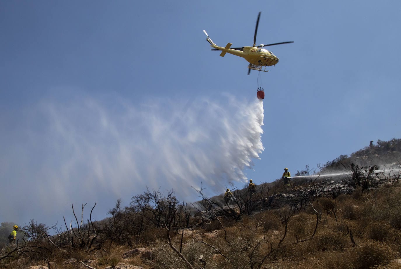 El Centro de Coordinación de Emergencias 112 tuvo que movilizar un helicóptero con una brigada helitransportada para acabar con las llamas