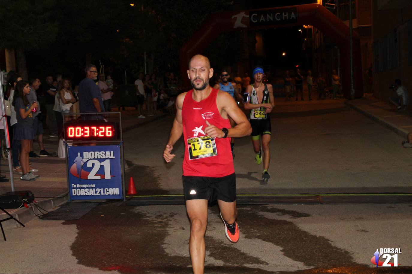 El atleta del Mobel Automenor Running Team se lleva el triunfo con un tiempo de 33:15 minutos, por los 40:45 para la corredora del C.D. Runtritón