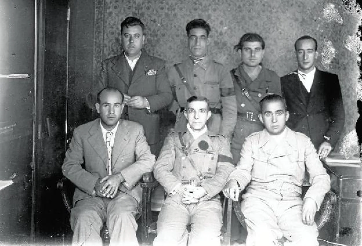 Foto de grupo de componentes del Tribunal Popular de Cartagena. 2. Vecinos de Cartagena, en agosto de 1936.