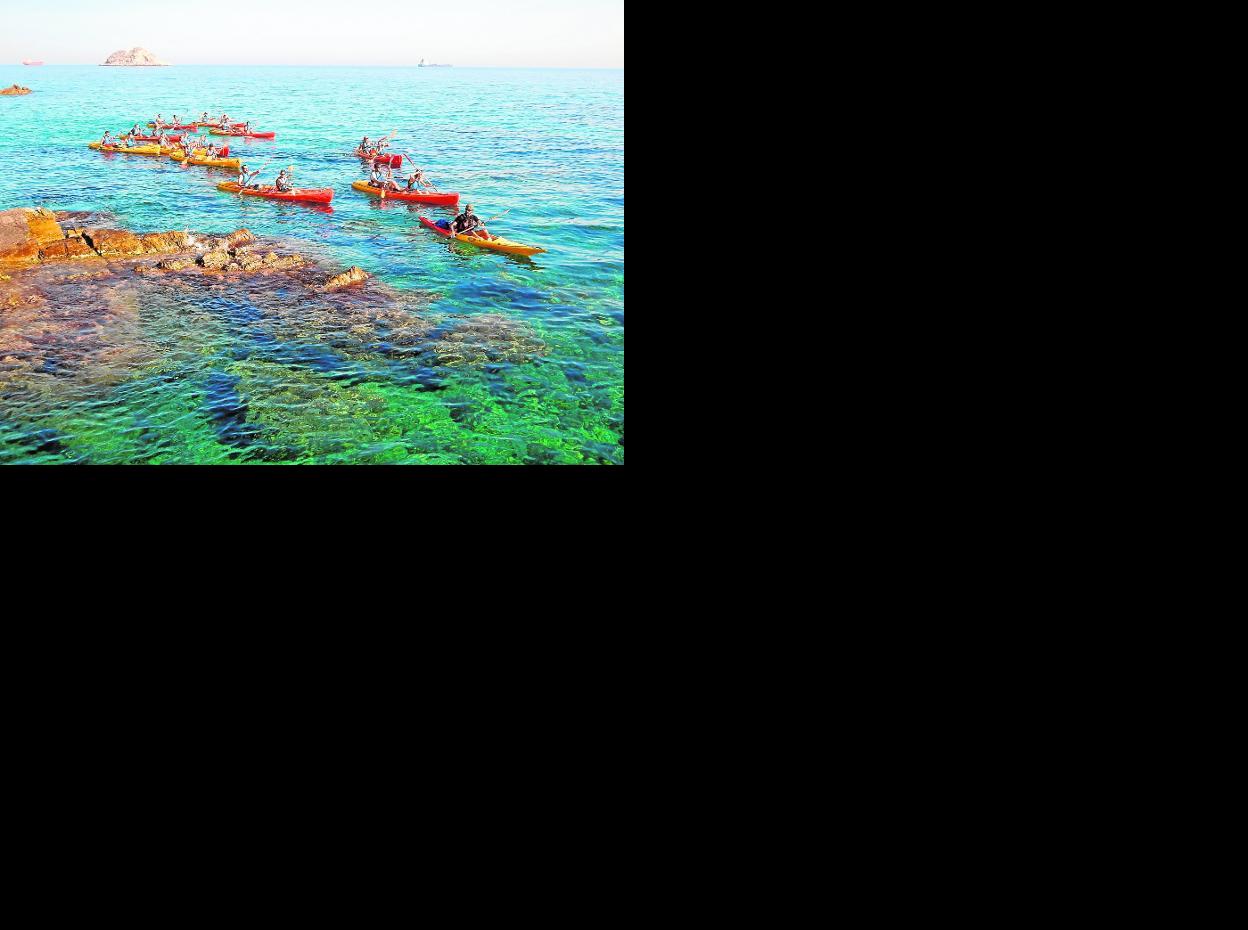 Un grupo costea en dirección a Cala Aguilar, con la isla de las Palomas al fondo. A la sombra del Arco.
