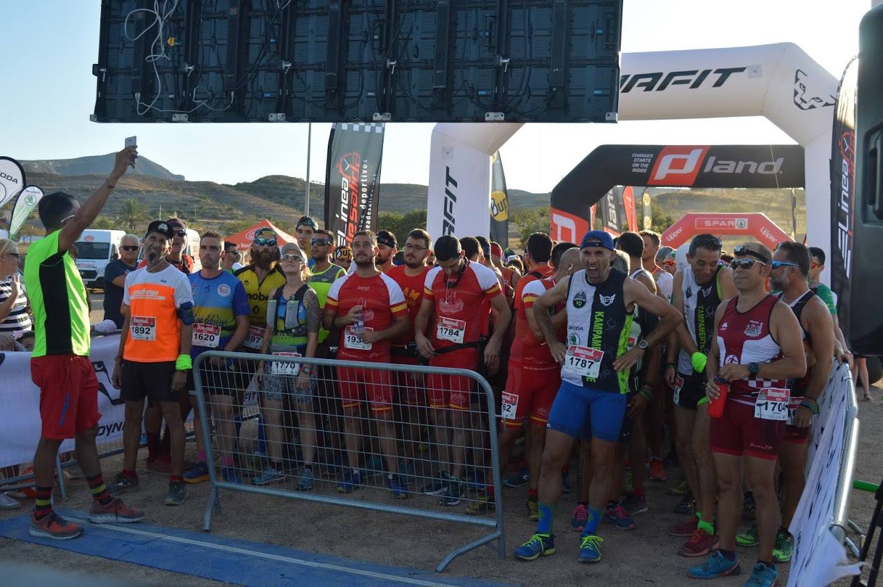 El atleta del Runtritón Cartagena completa los 17 kilómetros del recorrido en 1 hora y 24 minutos, por la marca de 1:35:04 de la vencedora femenina