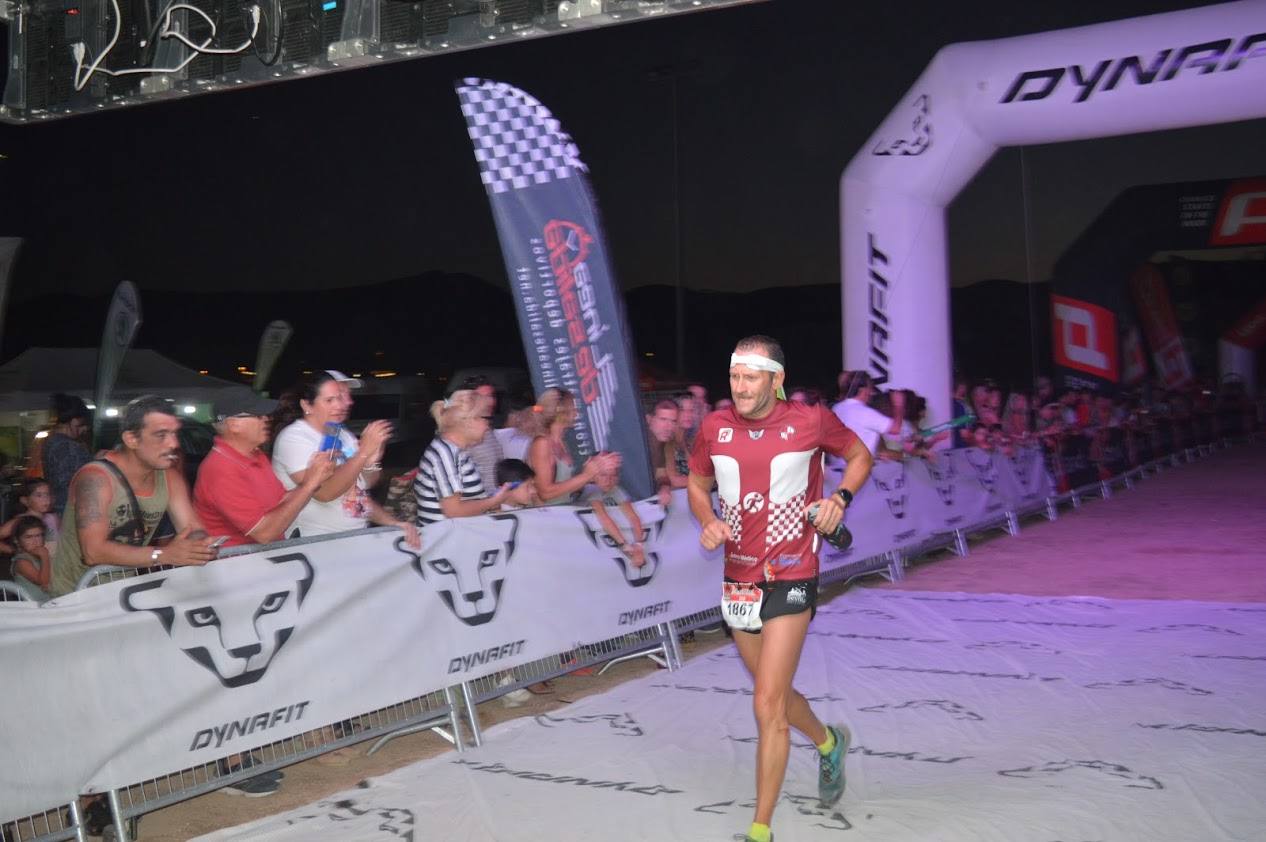 El atleta del Runtritón Cartagena completa los 17 kilómetros del recorrido en 1 hora y 24 minutos, por la marca de 1:35:04 de la vencedora femenina