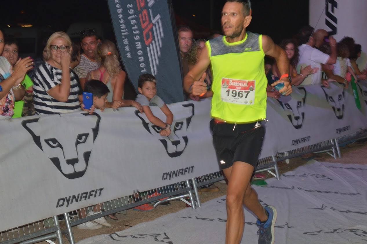 El atleta del Runtritón Cartagena completa los 17 kilómetros del recorrido en 1 hora y 24 minutos, por la marca de 1:35:04 de la vencedora femenina