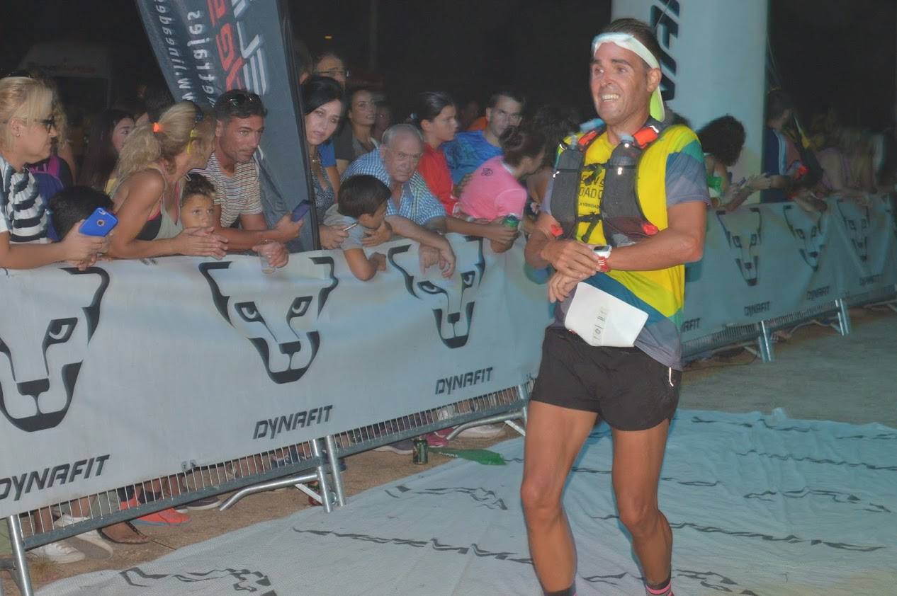 El atleta del Runtritón Cartagena completa los 17 kilómetros del recorrido en 1 hora y 24 minutos, por la marca de 1:35:04 de la vencedora femenina