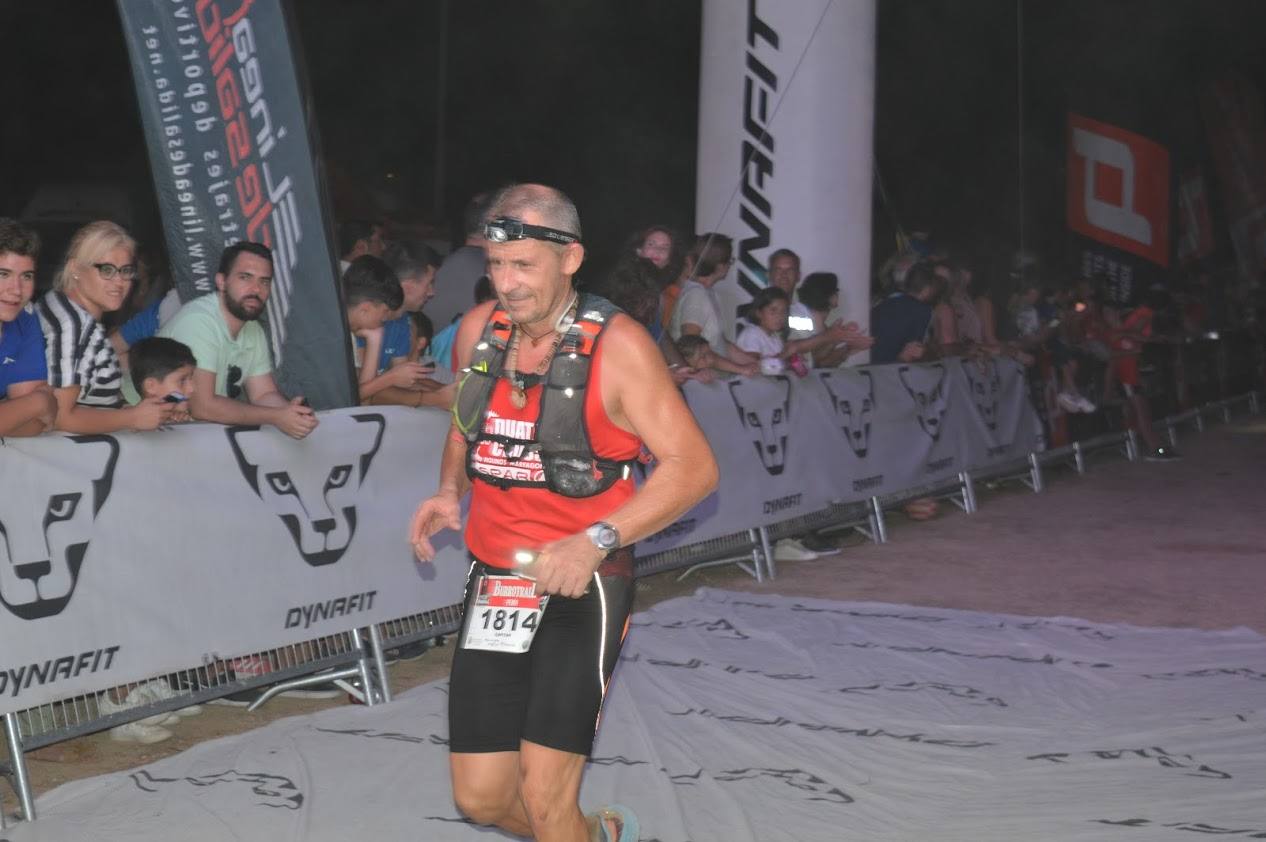 El atleta del Runtritón Cartagena completa los 17 kilómetros del recorrido en 1 hora y 24 minutos, por la marca de 1:35:04 de la vencedora femenina