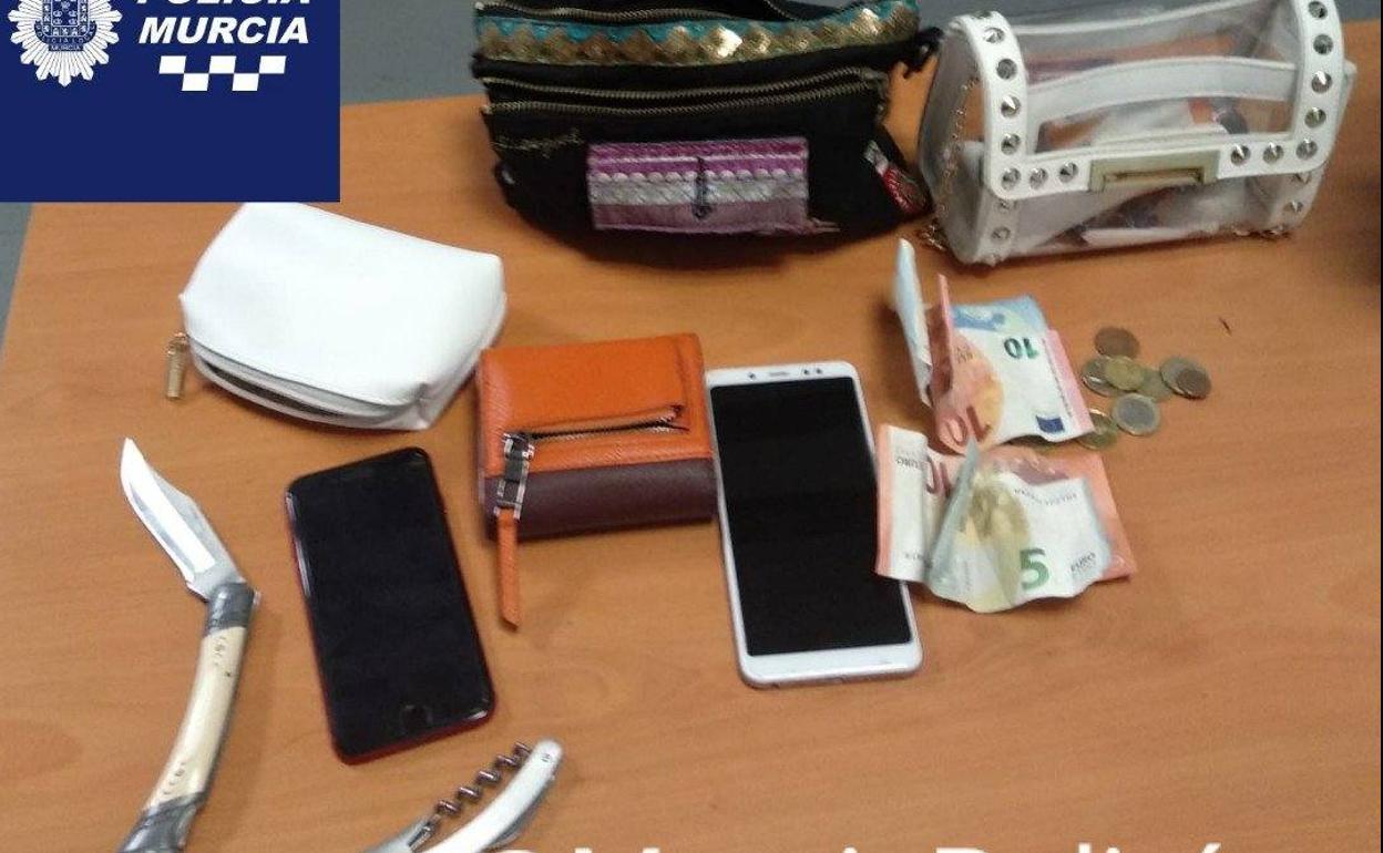 Los cuchillos de los detenidos y las pertenencias recuperadas.