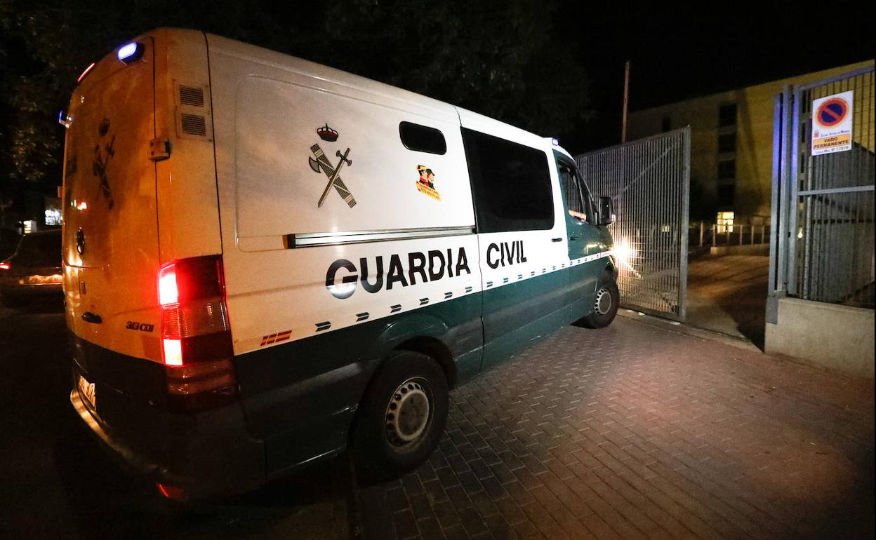 El furgón de la Guardia Civil que trasladó este domingo a prisión a los detenidos.