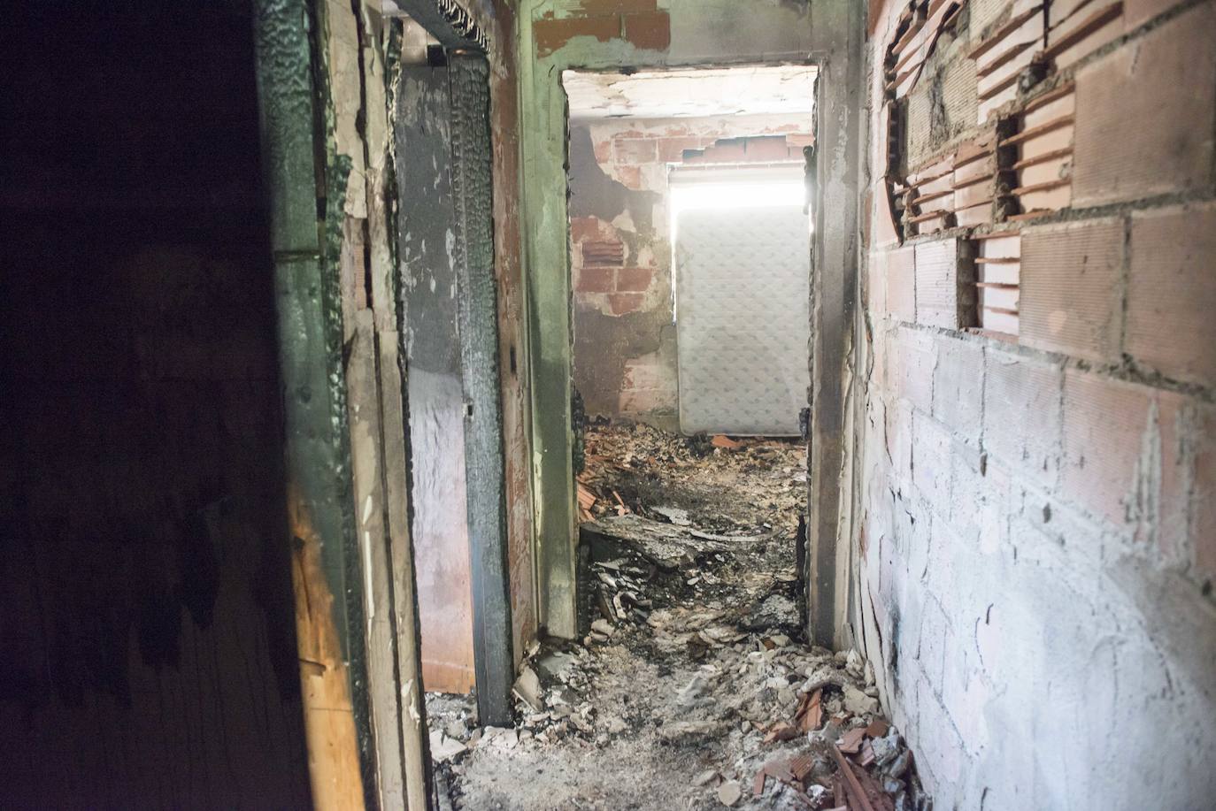 Dos jóvenes tuvieron que saltar por la ventana para escapar de los llamas. Los vecinos están cansados de las molestias que les generan las dos decenas de moradores del inmueble