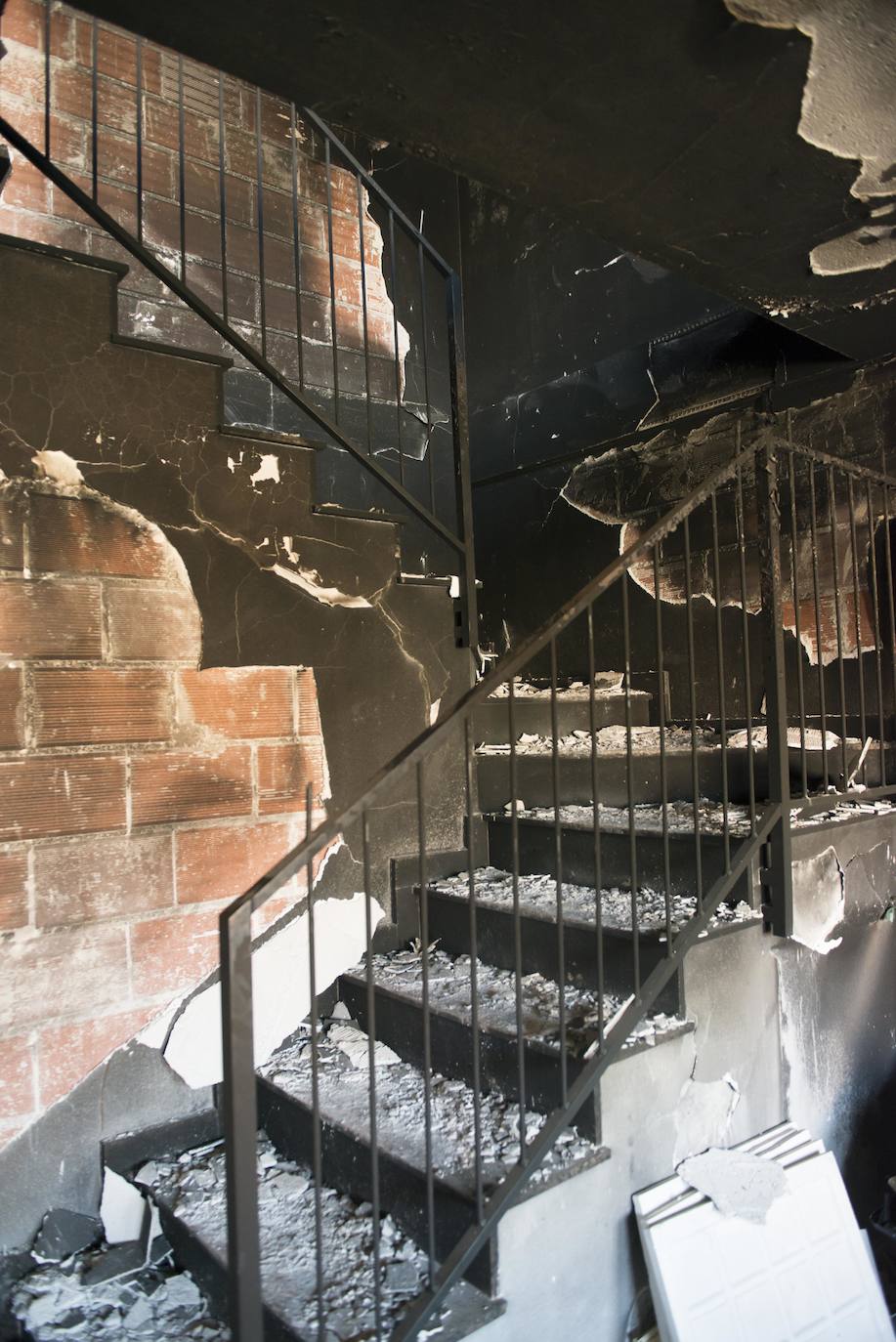 Dos jóvenes tuvieron que saltar por la ventana para escapar de los llamas. Los vecinos están cansados de las molestias que les generan las dos decenas de moradores del inmueble