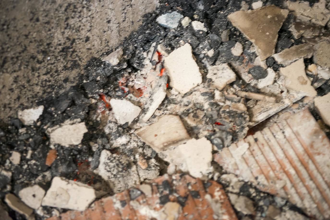 Dos jóvenes tuvieron que saltar por la ventana para escapar de los llamas. Los vecinos están cansados de las molestias que les generan las dos decenas de moradores del inmueble